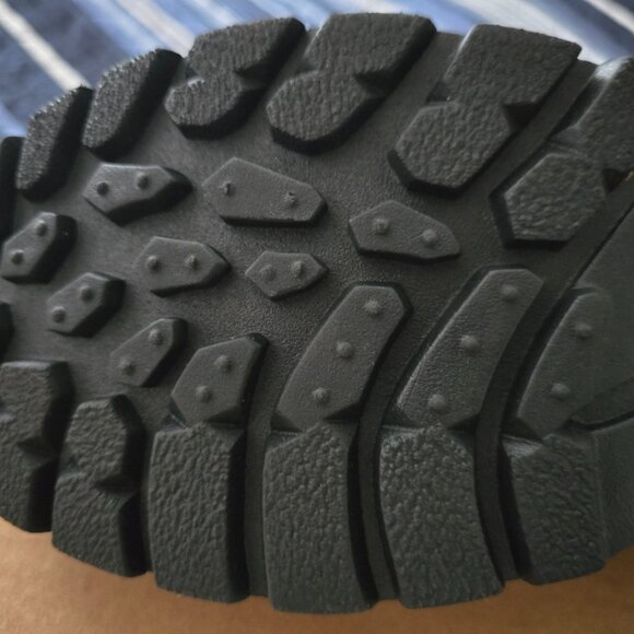 NWB Men Snow Boots, size 11
